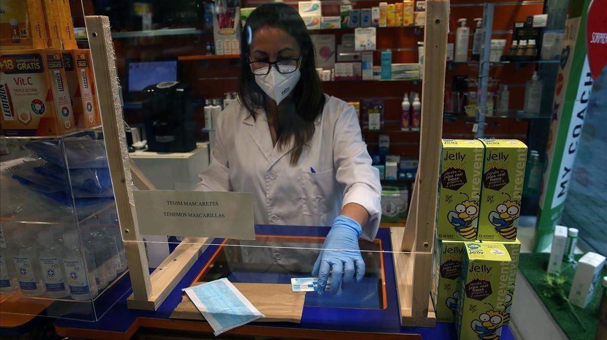 Las farmacias reparten una mascarilla, de la Generalitat, por persona con tarjeta sanitaria.