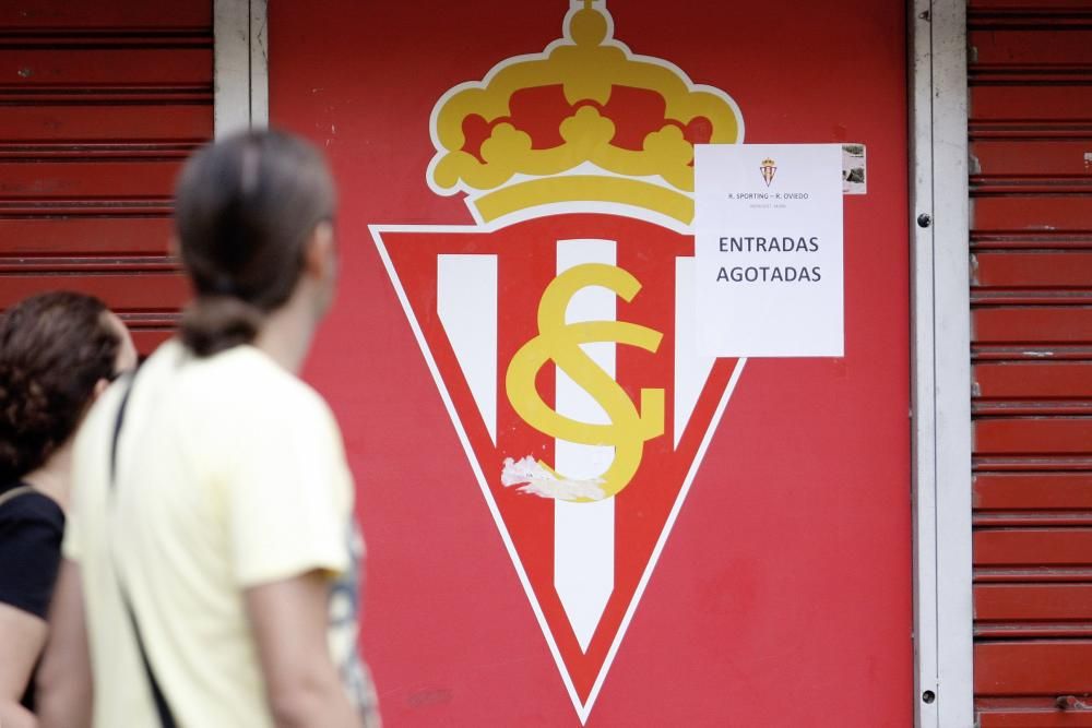 Entrenamiento del Sporting en El Molinón a puerta cerrada antes del derbi