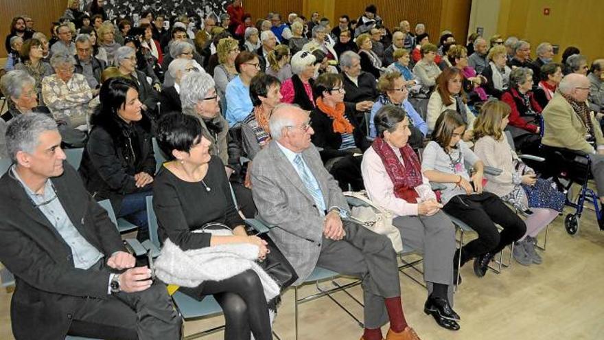 Assistents a l&#039;homenatge a mossèn Rovira, ahir. Hi havia el seu germà petit, el tercer per l&#039;esquerra