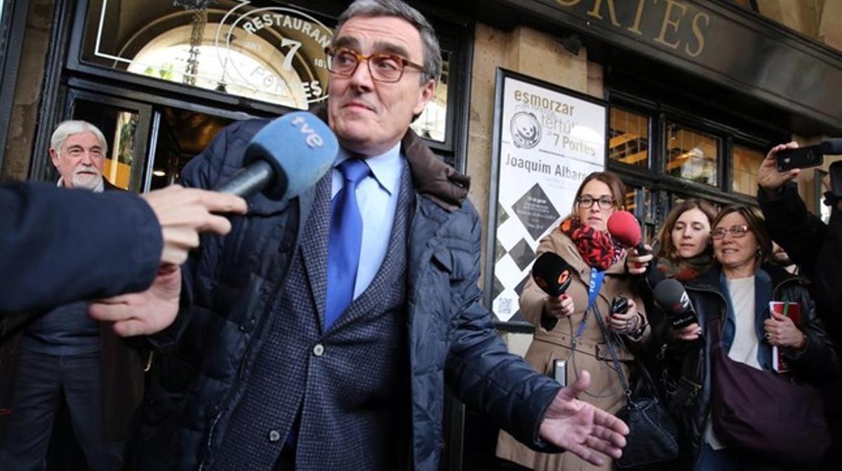 L’alcalde de Lleida, Àngel Ros, a la sortida del restaurant on els crítics del PSC han decidit, durant un dinar, el sentit del seu vot sobre la petició a l’Estat de les competències per convocar la consulta. RICARD CUGAT
