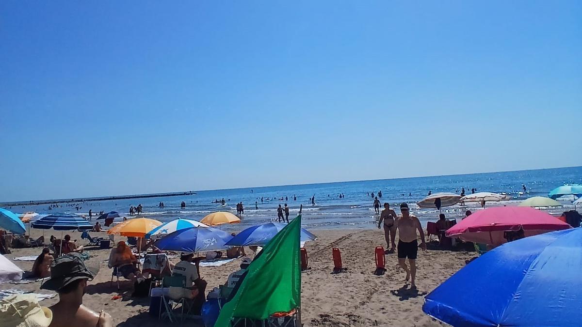El espacio que ocupan los socorristas en la playa de Meliana.