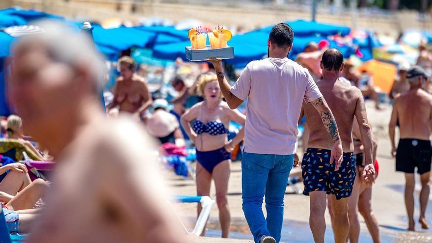 &quot;No te fíes&quot;: así es la campaña de Benidorm contra el trile y la venta de bebida en las playas