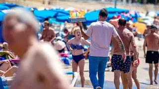 "No te fíes": así es la campaña de Benidorm contra el trile y la venta de bebida en las playas