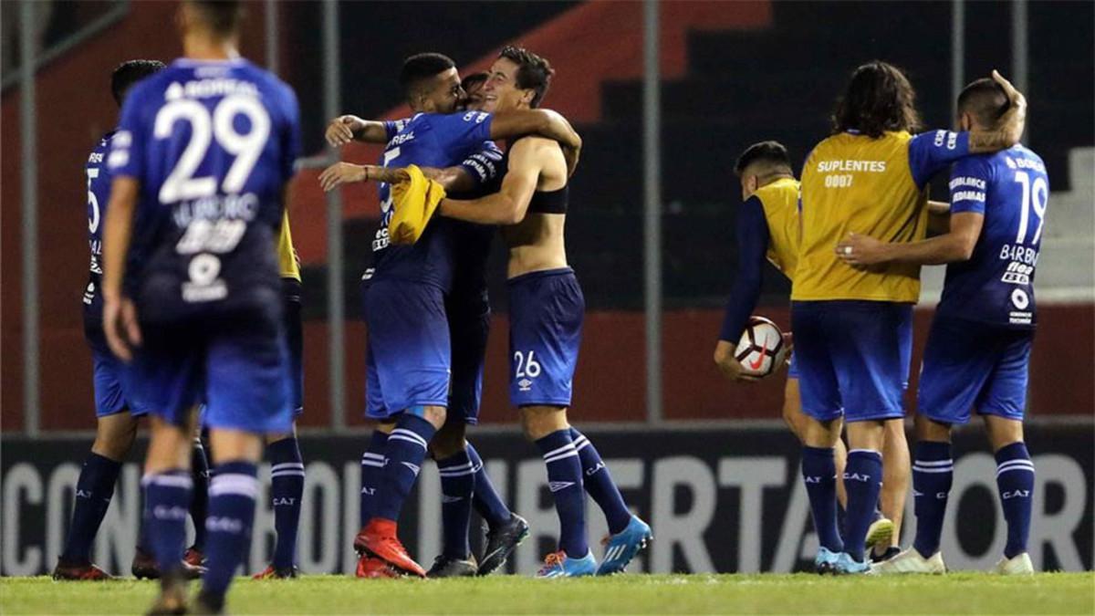 Jugadores de Atlético Tucumán celebran su pase a octavos