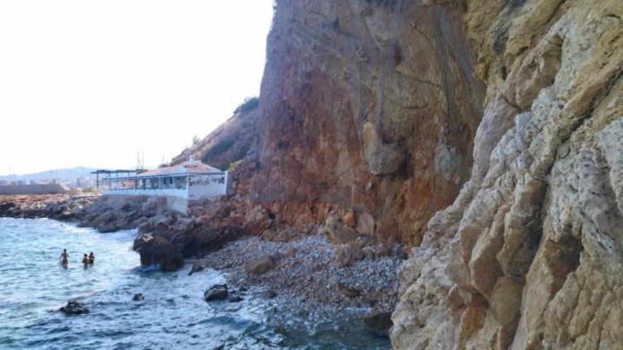 El acantilado de la cala del Tangó de Xàbia y el detalle de la gran roca que cuelga sobre la orilla. | A. P. F.