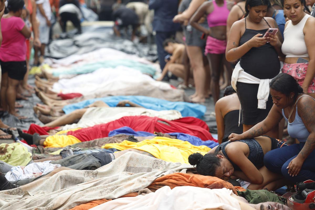 ATENCIÓN EDITORES: CONTENIDO GRÁFICO EXPLICITO AME3043. RÍO DE JANEIRO (BRASIL), 29/10/2025.- Una mujer llora sobre un cuerpo sin vida en una calle este miércoles, en Río de Janeiro (Brasil). Al menos 40 cuerpos sin vida fueron encontrados por los habitantes de las favelas de Río de Janeiro que ayer fueron escenario de una letal operación policial y fueron colocados por los vecinos en una plaza del barrio de Penha, según pudo confirmar EFE, que acompañó el rescate de algunos de los cadáveres. EFE/ Antonio Lacerda. ATENCIÓN EDITORES: CONTENIDO GRÁFICO EXPLICITO