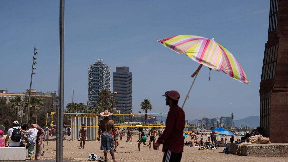 Las playas de Barcelona llenas el primer día de junio debido al aumento de las temperaturas.