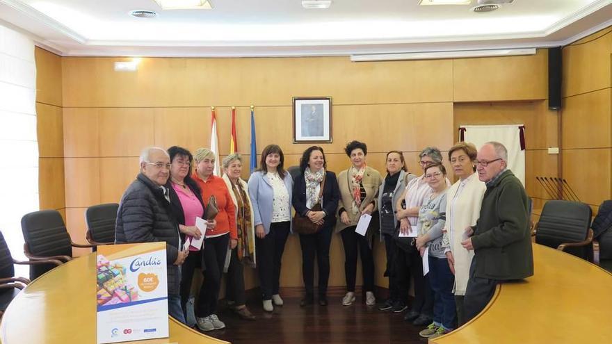 La alcaldesa, Amelia Fernández, con parte de los agraciados en el sorteo de los cheques.