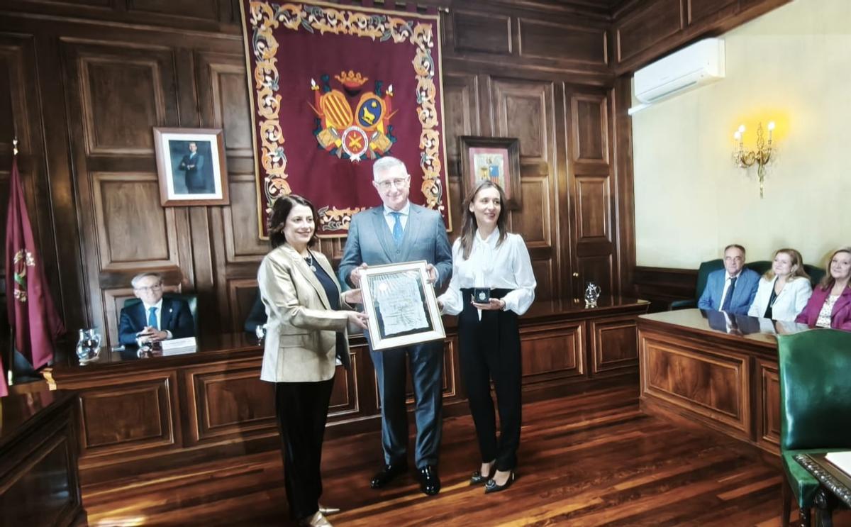 Manuel Blasco, junto a la alcaldesa de Teruel, Emma Buj, y la gerente de Dinópolis, Higinia Navarro.