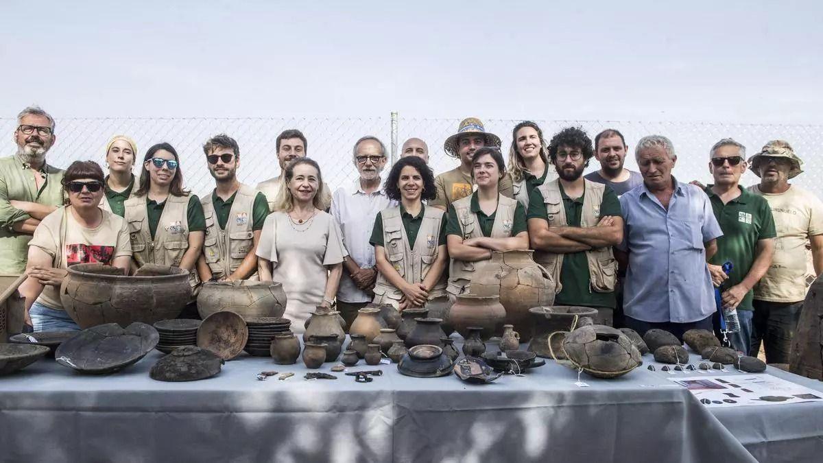 Nuevos hallazgos en el Turuñuelo: una placa con escenas de guerreros, la puerta de entrada y más de 200 piezas cerámicas