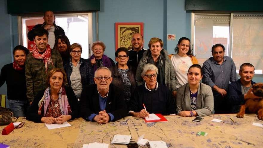 Algunos miembros de ACE, ayer por la tarde, antes de la celebración de la asamblea. // G.Núñez