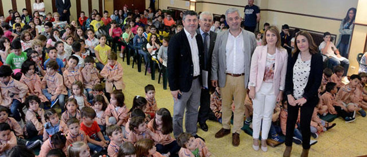 Valentín García (3º e.) con autoridades e alumnos e profesores do CEIP Anxo da Guarda.