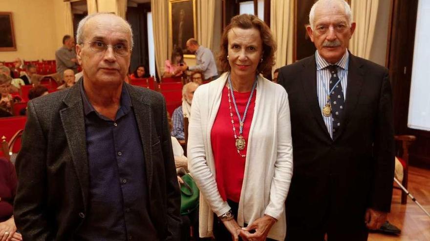 Julio Concepción Suárez, Marta Pérez Toral y Ramón Rodríguez, ayer, antes de comenzar el curso en el RIDEA.