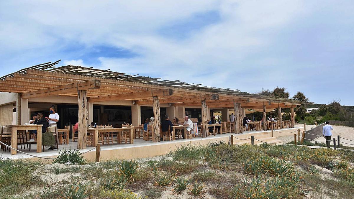 Actual estado de la terraza del restaurante de Casa Pacha Formentera, en Migjorn. | CÉSAR NAVARRO