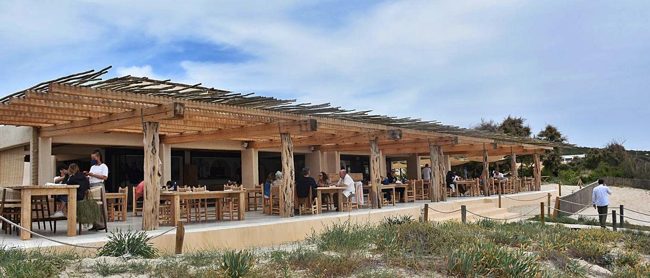 Actual estado de la terraza del restaurante de Casa Pacha Formentera, en Migjorn. | CÉSAR NAVARRO