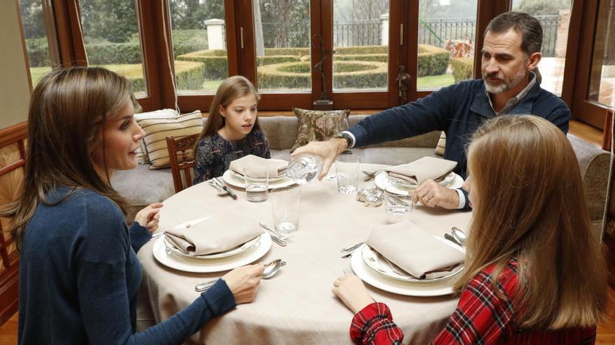 El almuerzo de la Familia Real, con las piezas de la fábrica de San Claudio sobre la mesa.