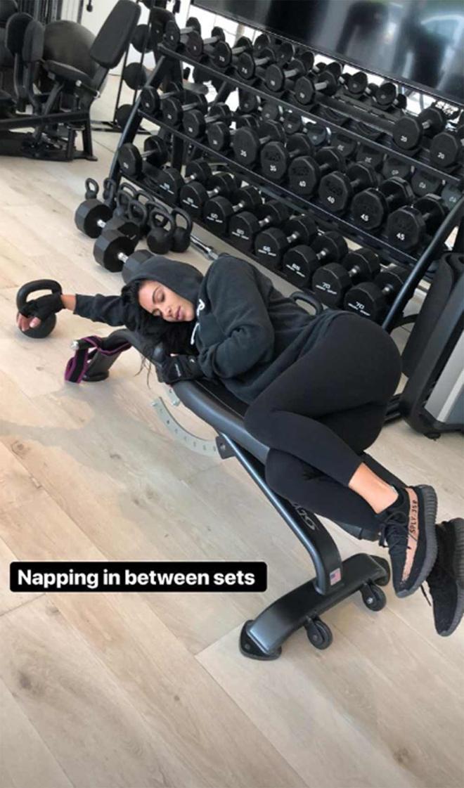 Kim Kardashian en el gimnasio durmiendo