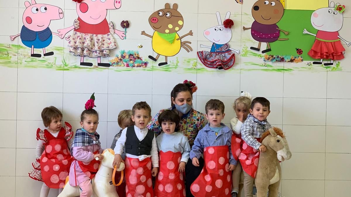 Niñas y niños de la Guardería Infantil Municipal vestidos de romeros