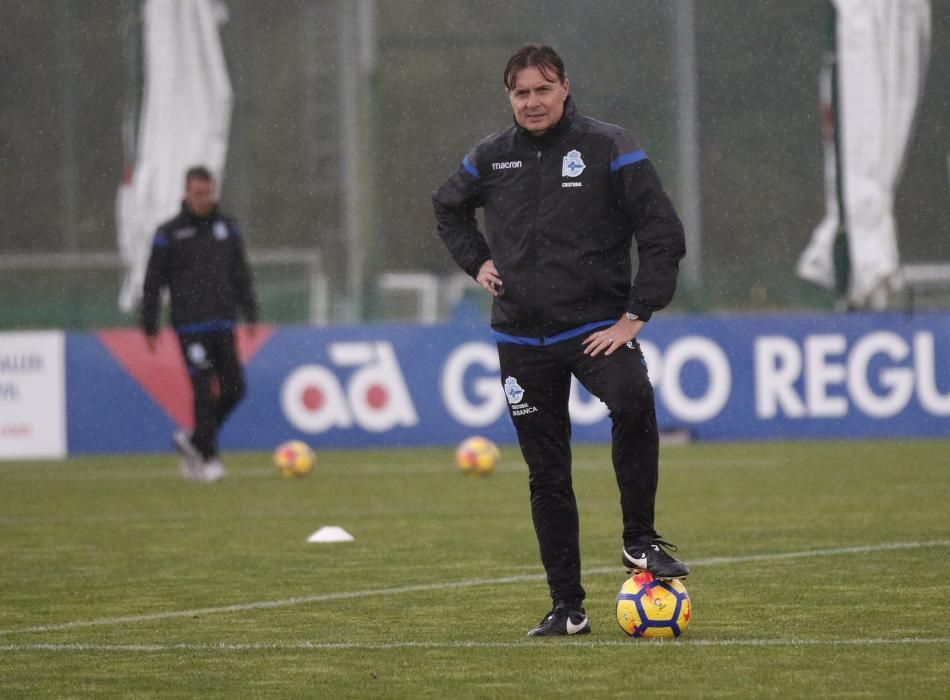 Circuito de fuerza, ejercicio de posesión y fútbol 8 para 8 en el primer entrenamiento de una semana sin fútbol liguero.