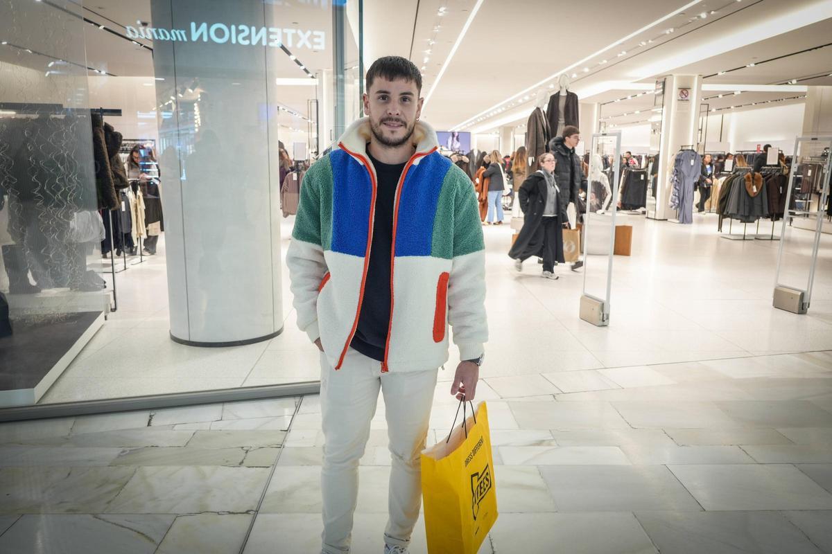 FOTOGALERÍA | Primer día de rebajas en Badajoz: colas, cambios y menos afluencia que otros años