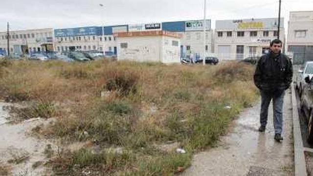 Acera sin arreglar y malas hierbas.