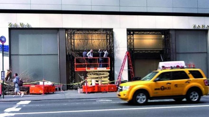 Un grupo de operarios realiza los últimos retoques en la fachada del nuevo Zara que Inditex abrirá el jueves en Nueva York. / la opinión