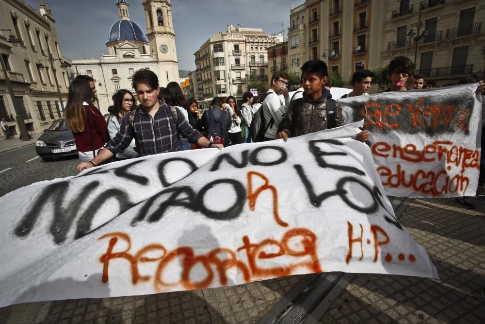 Concentración en Alcoy contra las reválidas