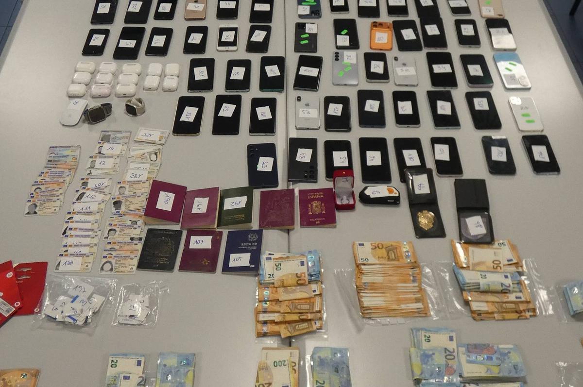 Els detinguts compraven mòbil robats, els revenien i agafaven diners i identitats