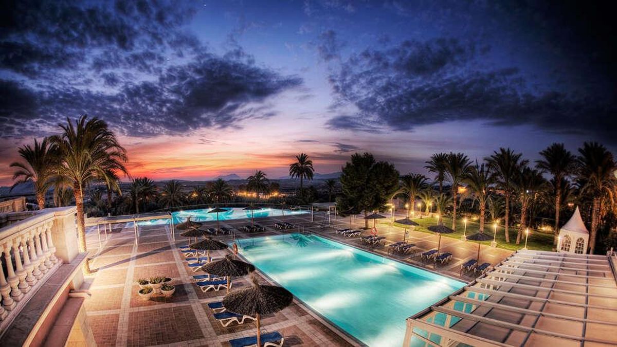 Conjunto de piscinas al atardecer Balneario de Leana