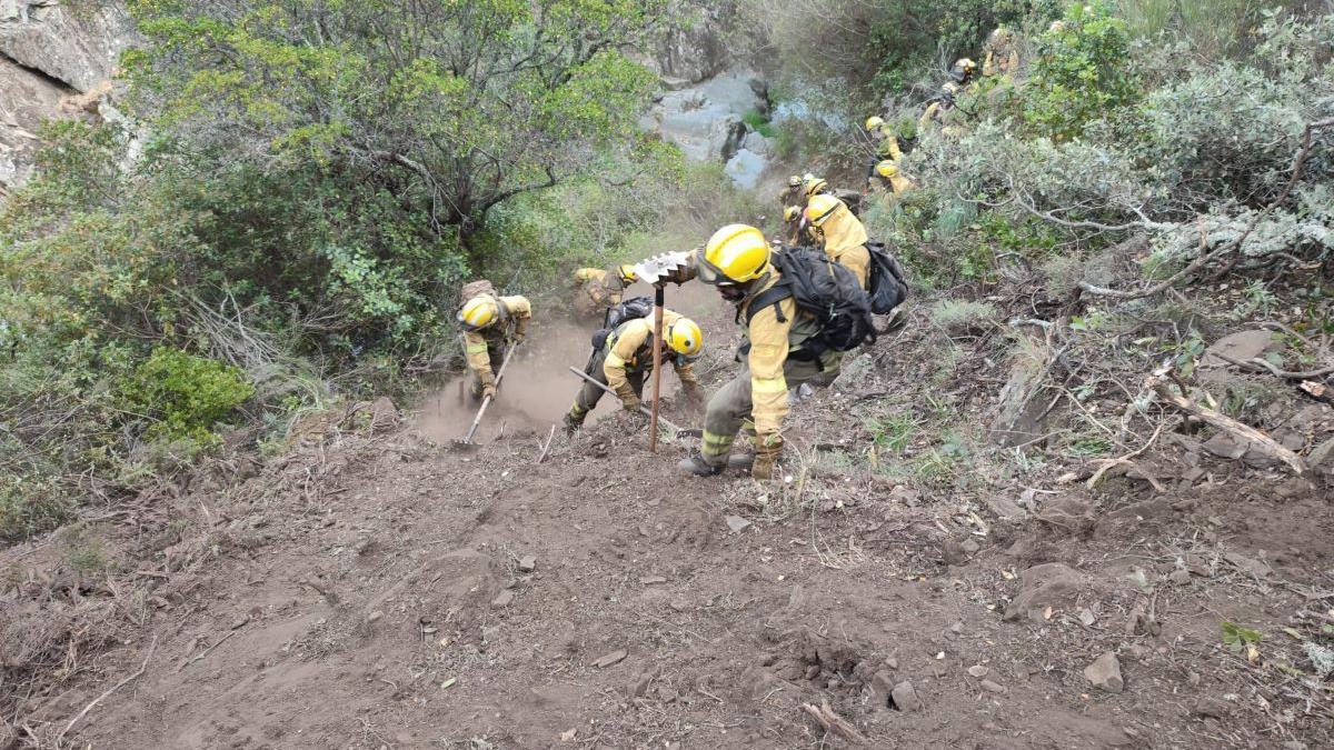 Los trabajadores de Atbrif realizan las líneas de defensa para consolidar el perímetro del incendio de Las Hurtes y Sierra de Gata.