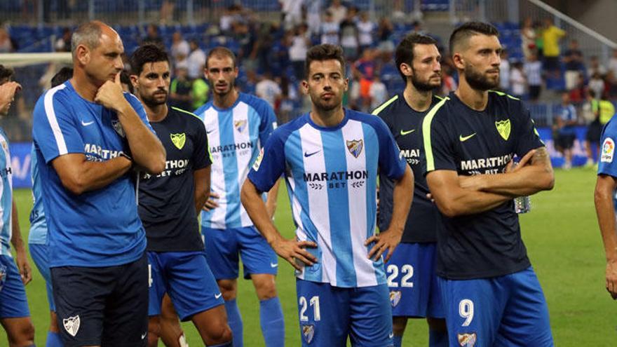 Los jugadores del Málaga CF, tras el Costa del Sol.