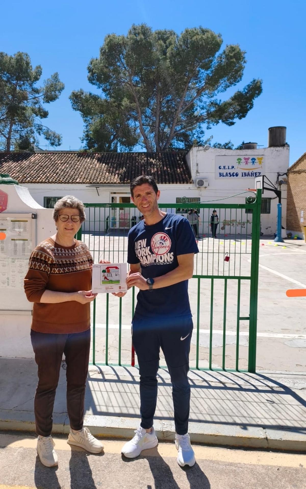 El director, Salva Roig Salvador, y Puri Noguera, alcaldesa de Massalavés, con uno de los pictogramas.