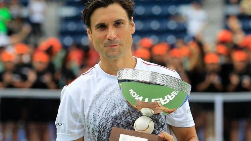 David Ferrer posa con su trofeo de campeón en Monterrey.