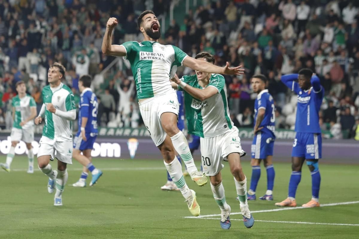 Rubén Alves celebra el gol ante el Zaragoza.