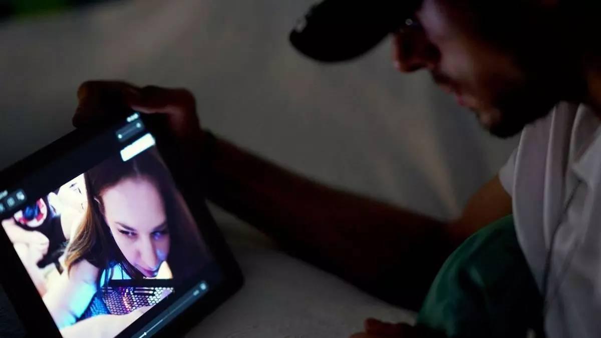 Un jove mira porno en una tauleta