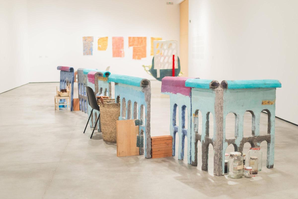 Die Installation "Line II" (Laundry Baskets).