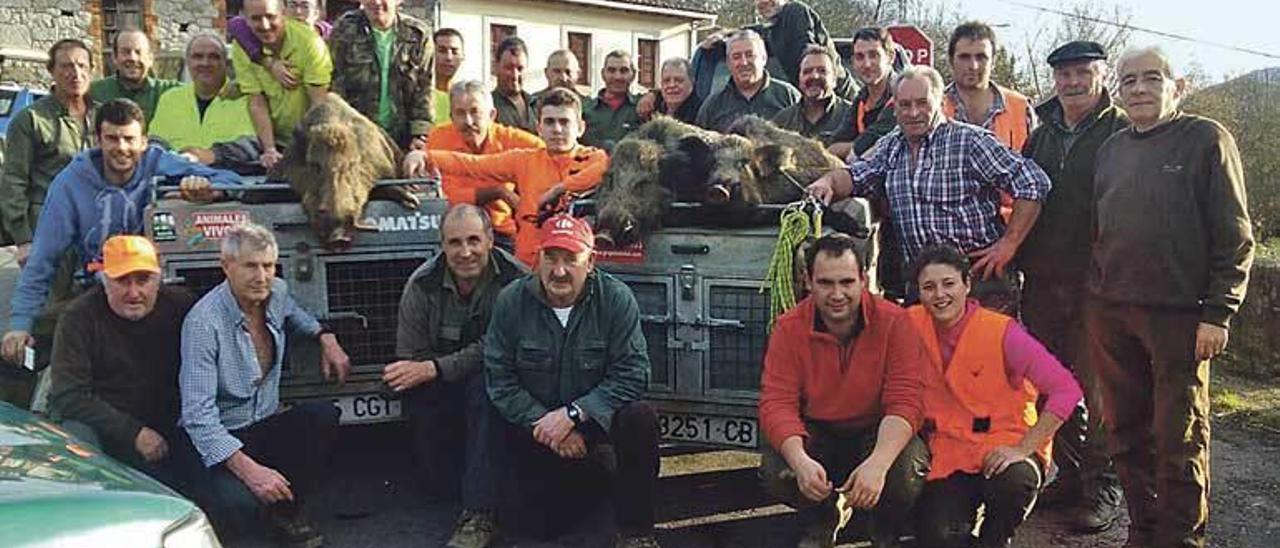 La cuadrilla Paulino de Muñón, con los jabalíes abatidos en una cacería en los montes de Lena.