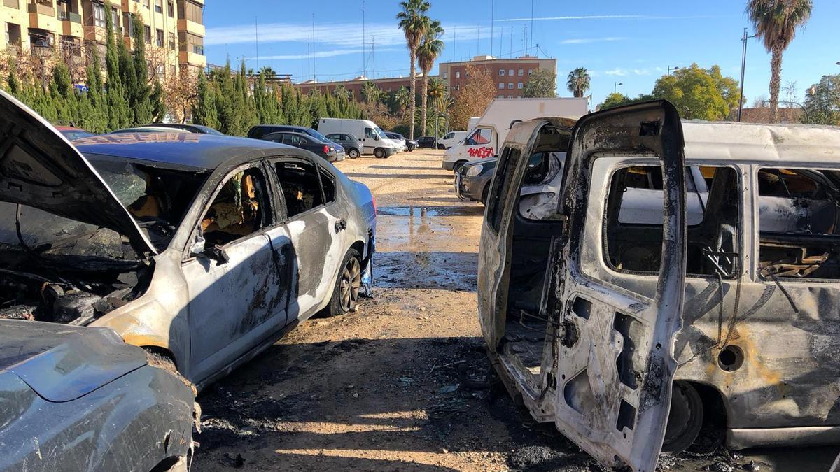 Vehículos afectados por el incendio en Valencia hoy junto a la avenida Baleares.