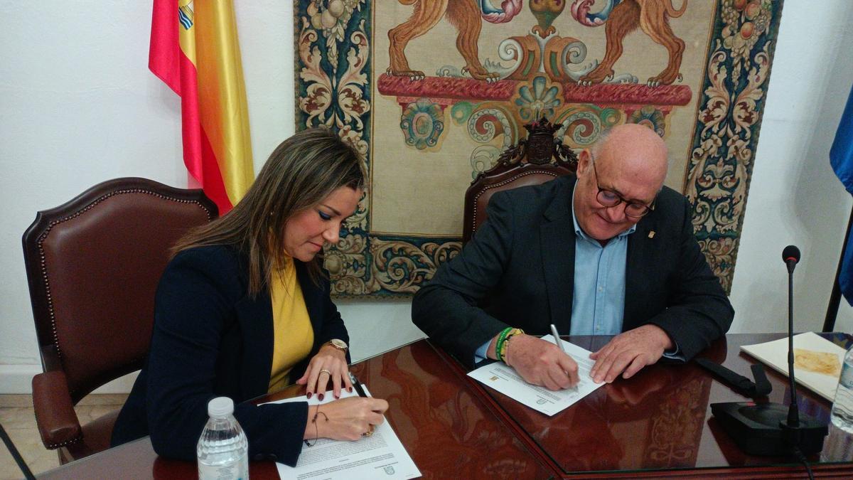 Raquel López y Jorge Jiménez firman el convenio.