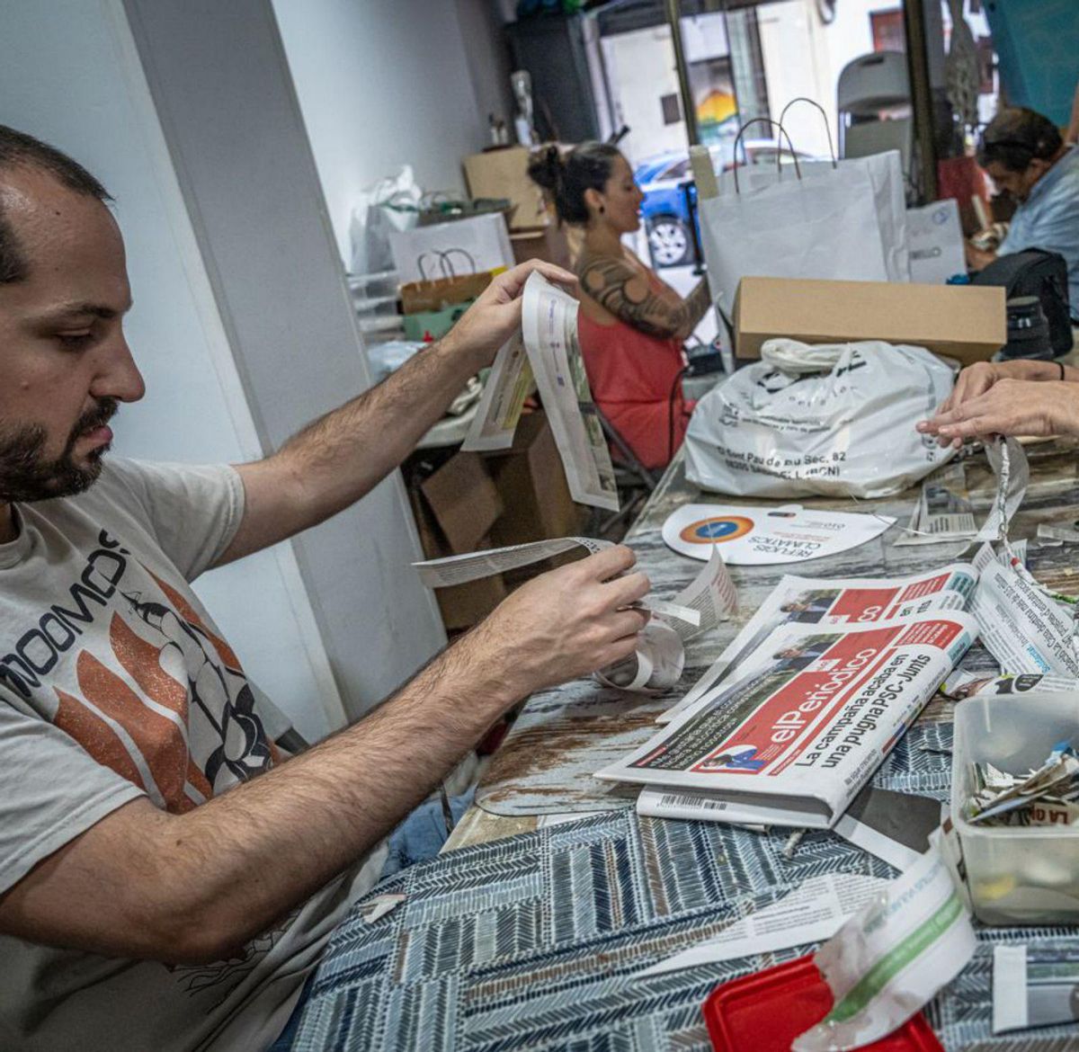 EL PERIÓDICO cedeix paper per al decorat dels carrers EL PERIÓDICO cedeix paper per al decorat dels carrers