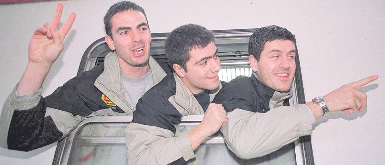Espinosa, Vallmajó i Darnés rumb a Llemotges, en tren l'any 2000.