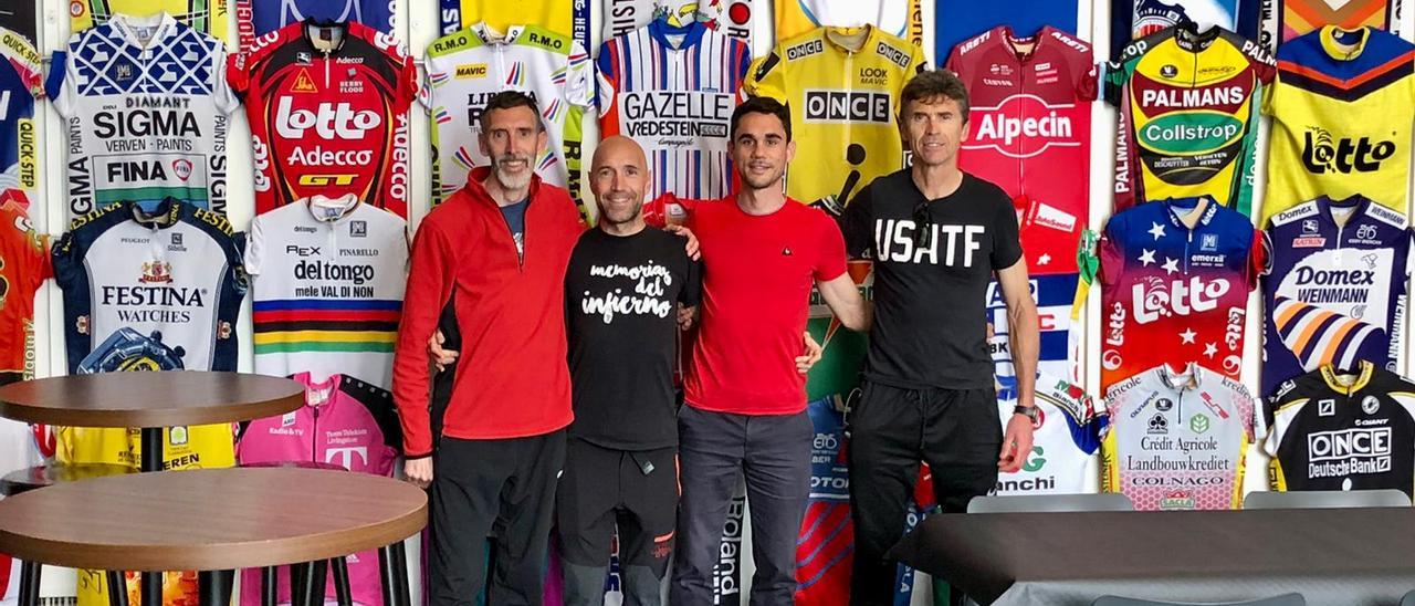 De izquierda a derecha, Chema, Víctor, Alberto y Joserra posan ante decenas de maillots en un bar.