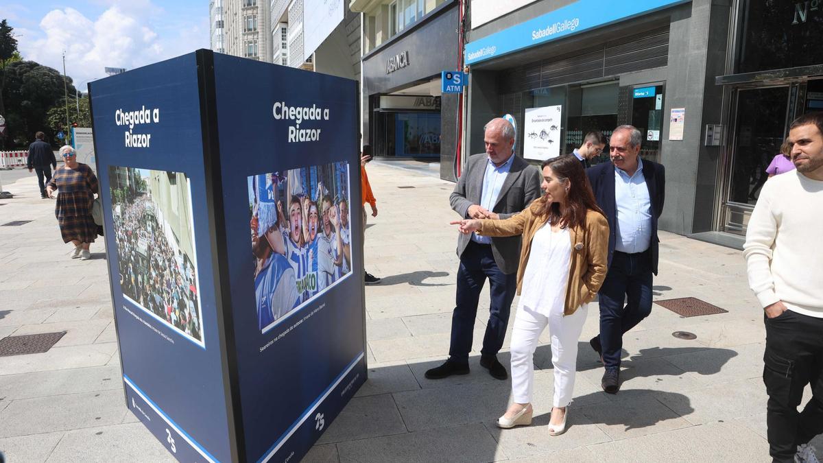 Inés Rey viendo la exposición