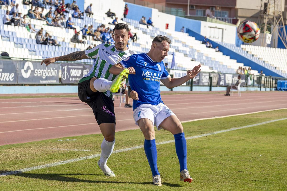 El azulino Migue disputa un balón a Iván Rodríguez en el Álvarez Claro.