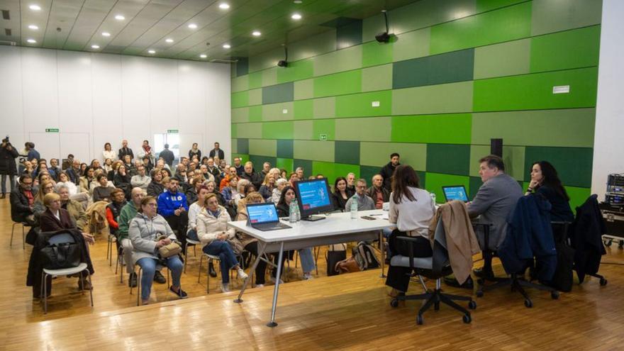 Encuentro vecinal ayer en Mesoiro. | Germán Barreiros/Roller Agencia