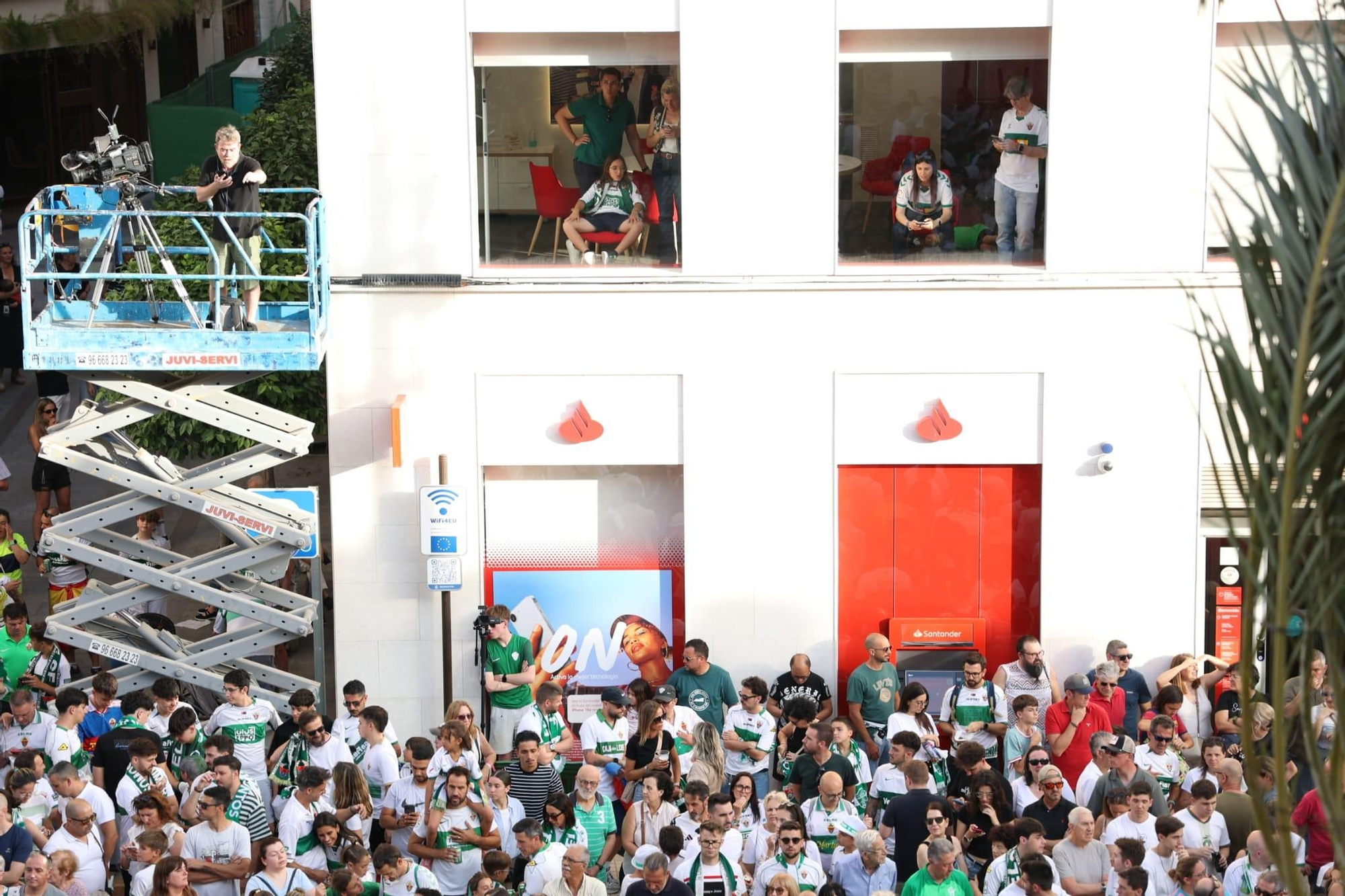 El Elche CF celebra el ascenso a Primera con una rúa en autobús hasta la Plaça de Baix