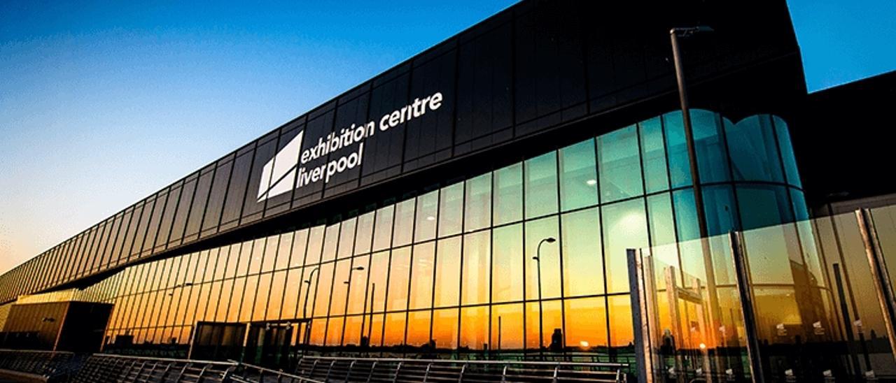 El centro de exposiciones de Liverpool en cuya fachada lleva vidrio de Saint-Gobain con baja huella de carbono.