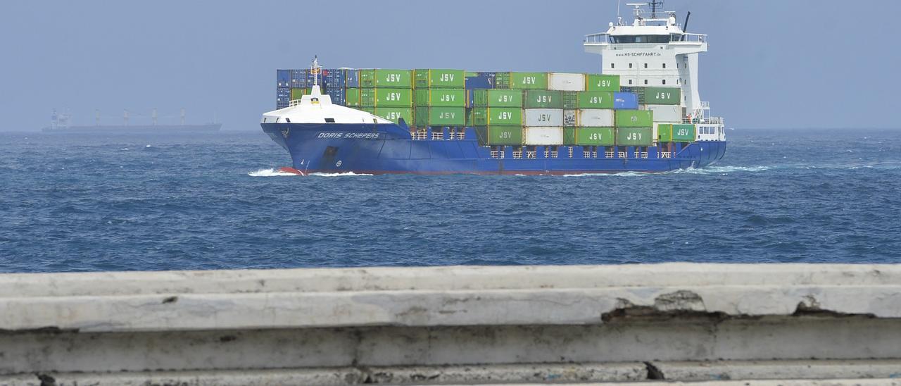 Portacontenedores en la bahía capitalina