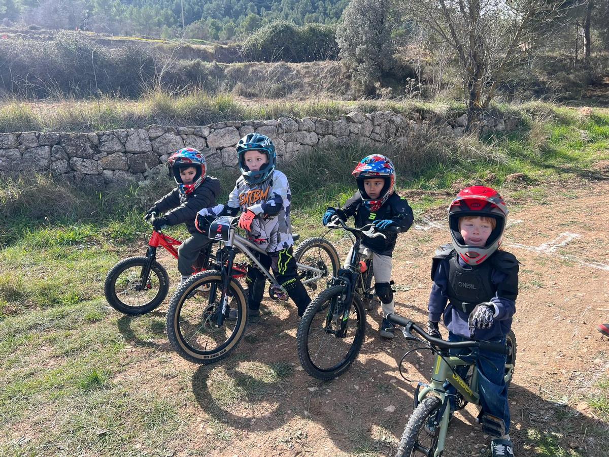 Corredores de la Escola de Ciclisme Ontinyent en la prueba de Alcoi.