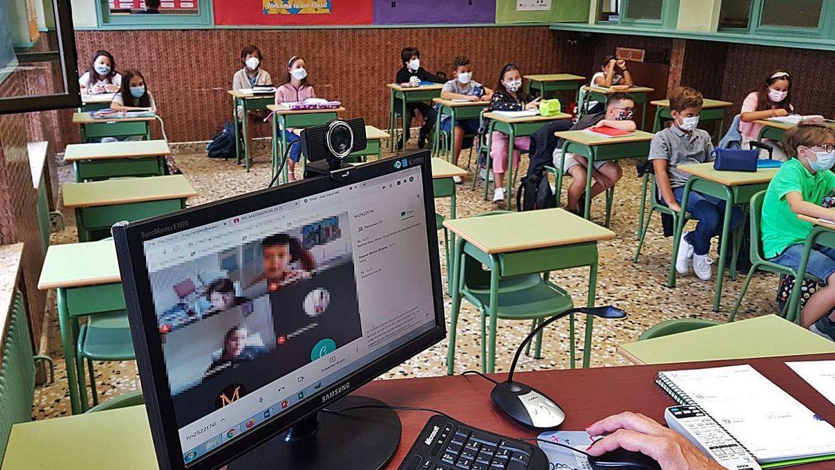 Clase telemática en Maristas con los niños que están en cuarentena y presencial con el resto.